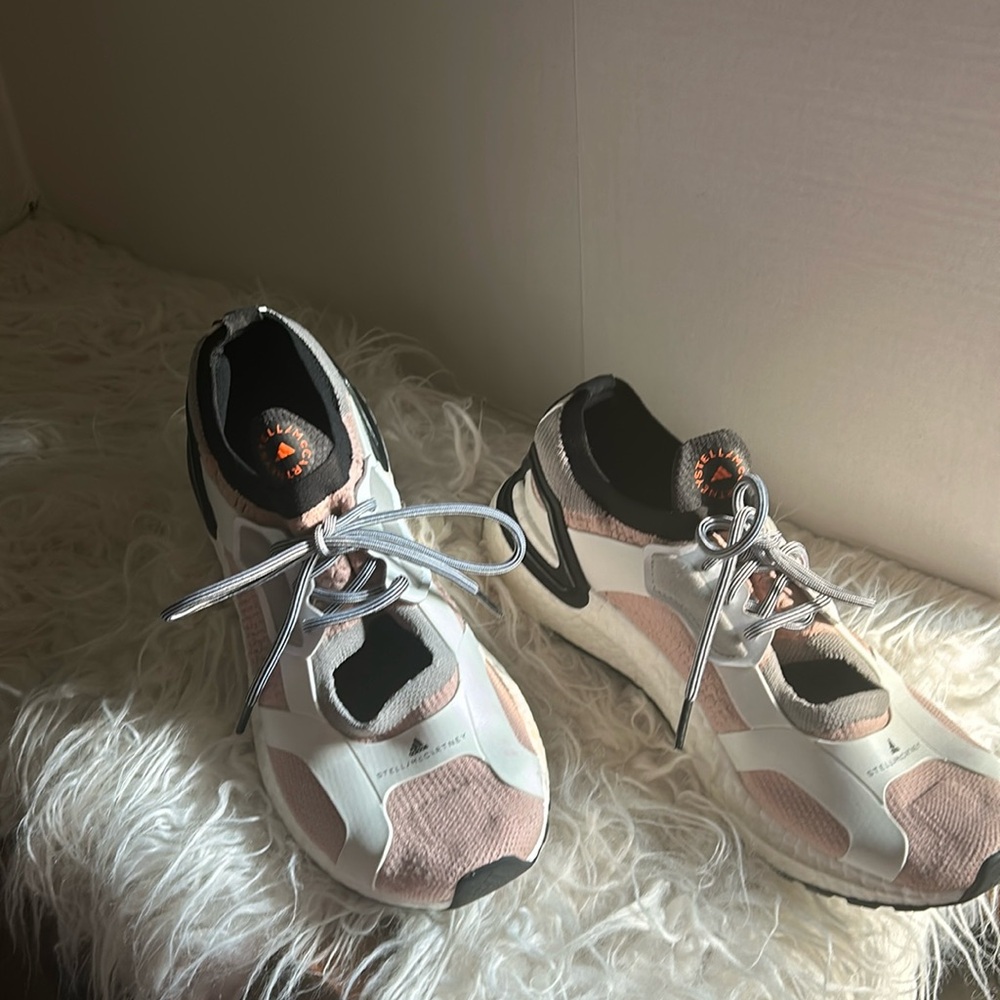 Adidas Ultraboost cut - out sneaker by top designer STELLA McCARTNEY Size 10